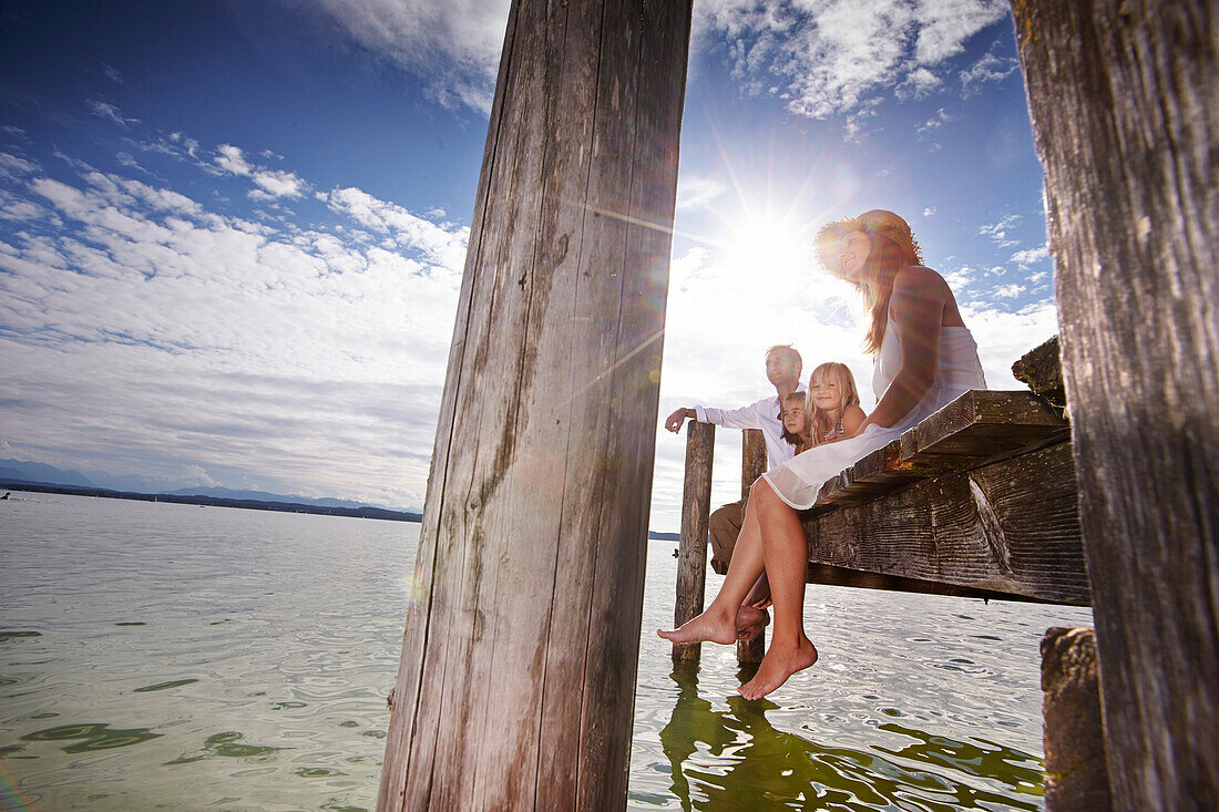 Familie auf einem Steg am Starnberger See, Oberbayern, Bayern, Deutschland