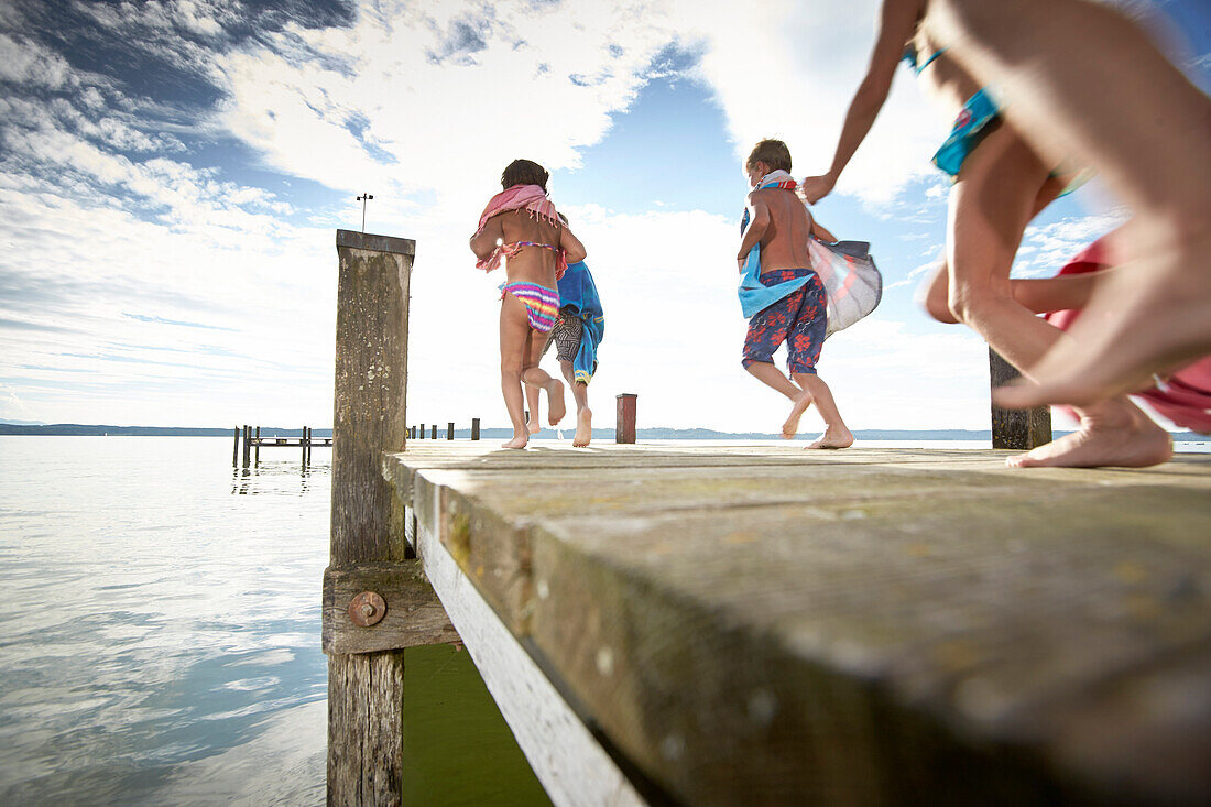 Kinder laufen über einen Steg, Starnberger See, Oberbayern, Bayern, Deutschland