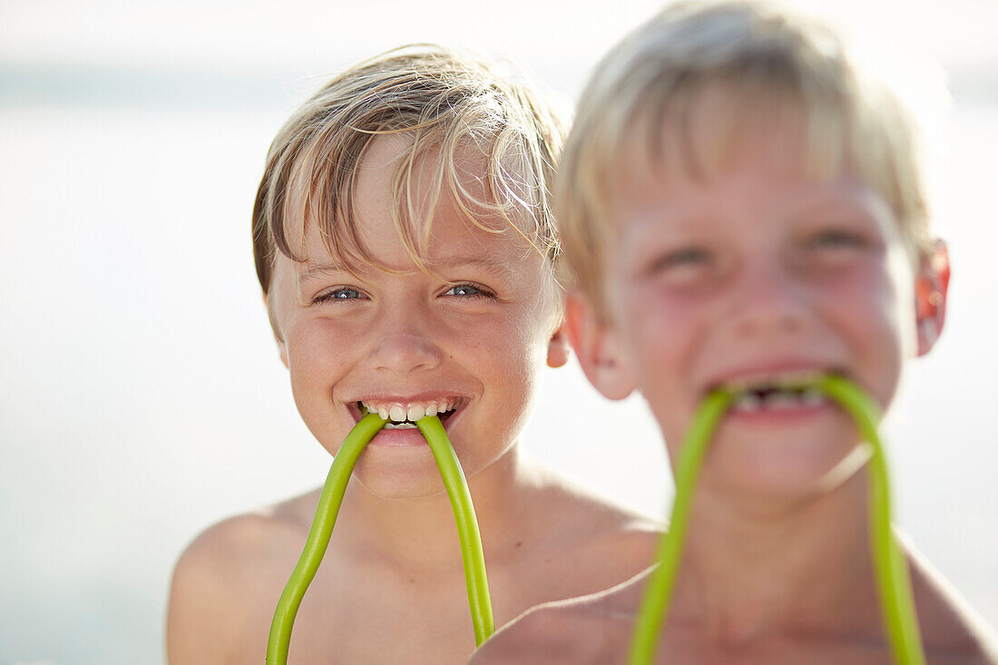 Zwei Jungen mit Fruchtgummistangen, Starnberger See, Oberbayern, Bayern, Deutschland