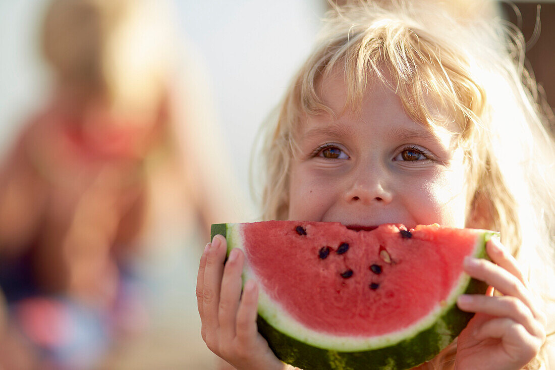 Mädchen isst ein Stück Wassermelone, Starnberger See, Oberbayern, Bayern, Deutschland