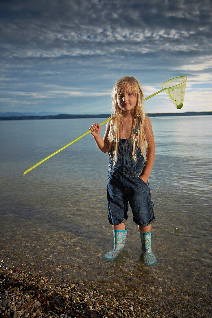 Mädchen mit ienem Kescher im Starnberger See, Oberbayern, Bayern, Deutschland