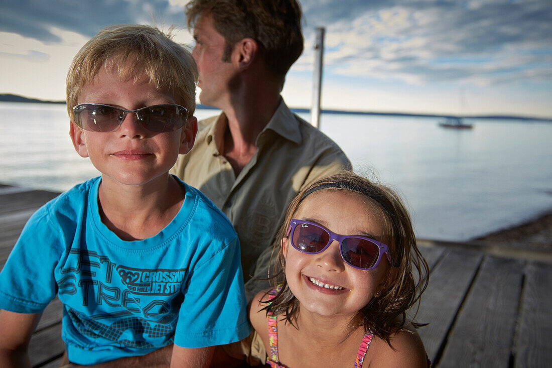 Kinder mit Sonnenbrillen lächeln in die Kamera, Starnberger See, Oberbayern, Bayern, Deutschland