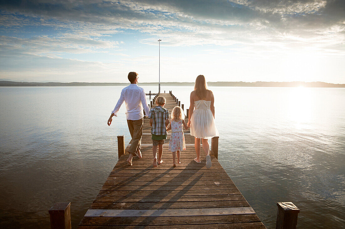 Familie auf einem Steg am Starnberger See, Oberbayern, Bayern, Deutschland