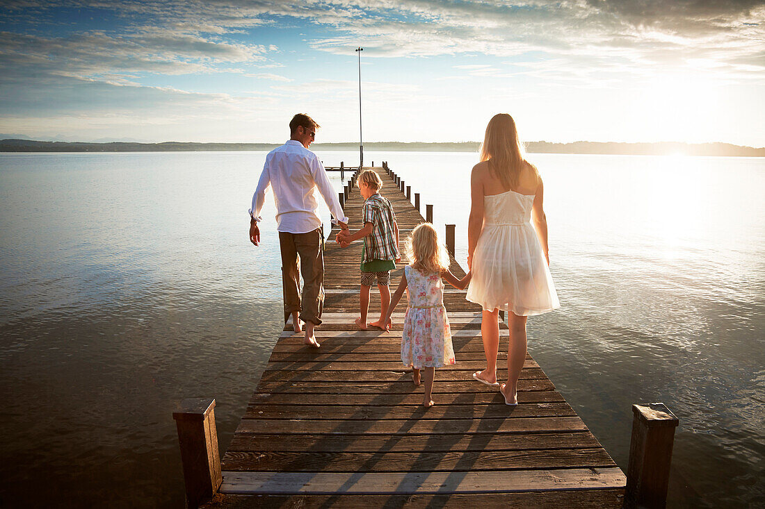 Familie auf einem Steg am Starnberger See, Oberbayern, Bayern, Deutschland