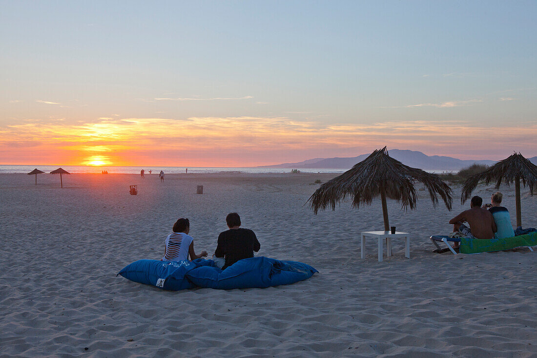 Sonnenuntergang am Strand von Tarifa, Provinz Cádiz, Costa de la Luz, Andalusien, Spanien, Europa