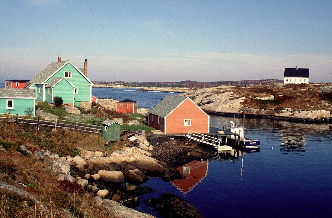 CANADA, NOVA SCOTIA, PEGGY'S COVE NEAR HALIFAX, COLORFUL FISHING VILLAGE