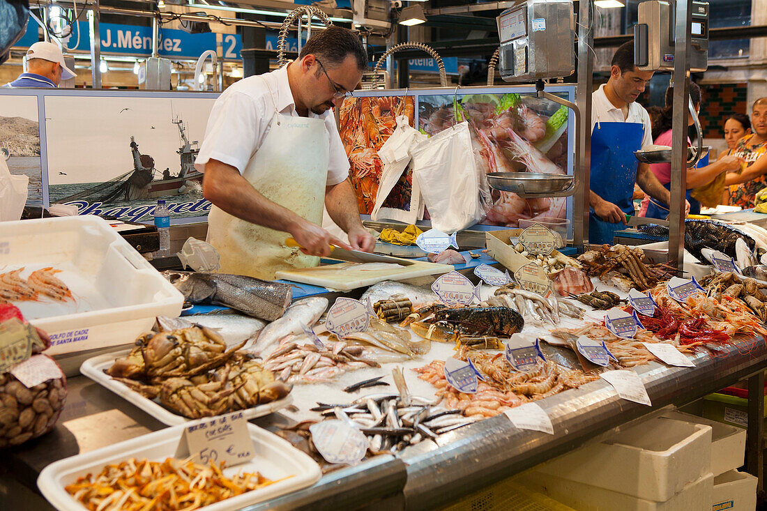 Markthalle mit Meeresfruechte und Fisch in Jerez de la Frontera, Provinz Cádiz, Costa de la luz, Andalusien, Spanien, Europa