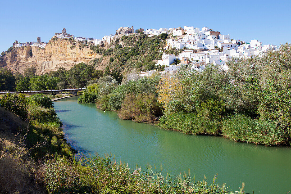 Weisses Dorf Arcos de la Frontera auf einem Felsen oberhalb des Flusses Guadalete, Provinz Cádiz, Andalusien, Spanien, Europa