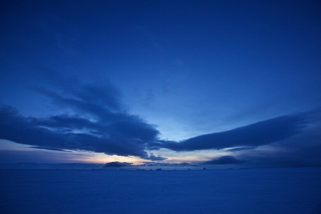 erstes Licht im Februar über dem gefrorenen Ozean nördlich von Qaanaaq, Nordwest Grönland, Grönland