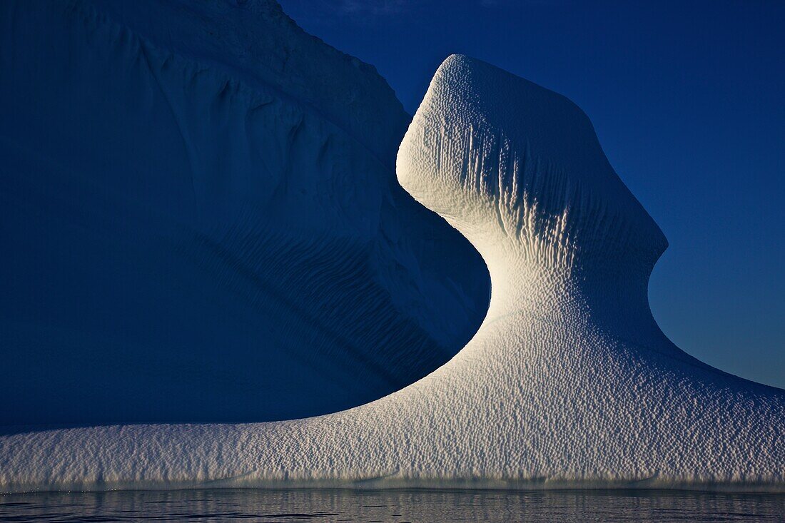 windgeformte Skulptur eines Eisberges, Ostgrönland, Grönland