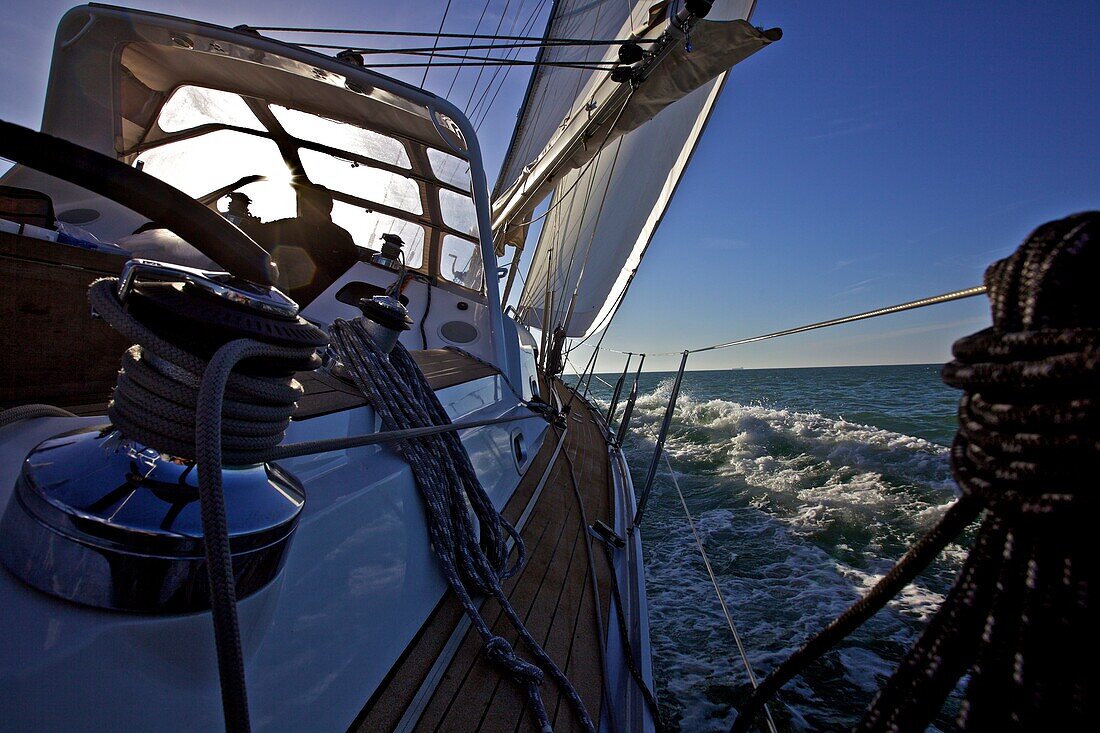 krängendes Segelboot auf dem Meer