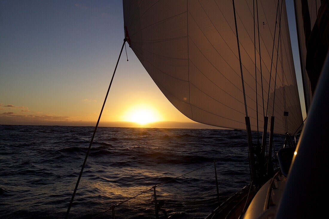Sonnenuntergang von einer Segelyacht auf dem Atlantik, Segeln