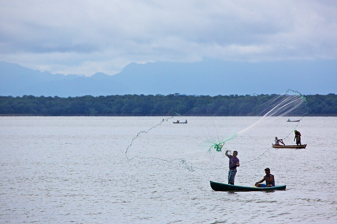 Fischer auf dem Rio Dulce wirft Netz aus, Guatemala, Südamerika
