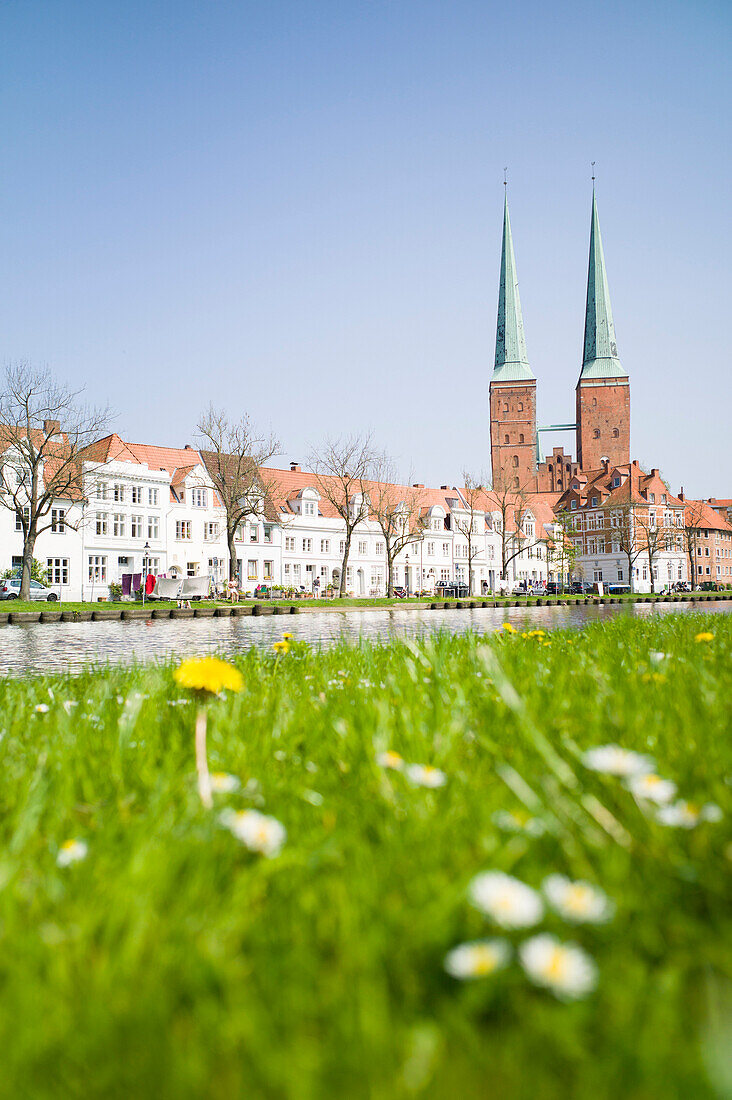 Blick über Trave auf Altstadt mit Lübecker Dom, Lübeck, Schleswig-Holstein, Deutschland