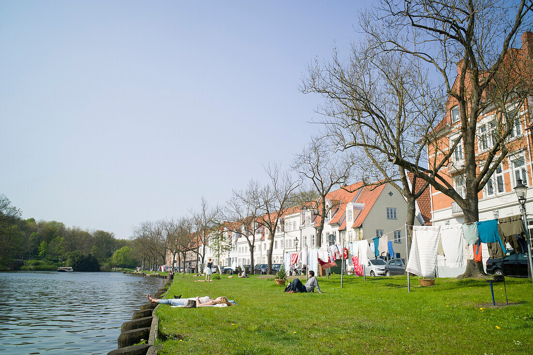 Liegewiese an der Trave, Lübeck, Schleswig-Holstein, Deutschland