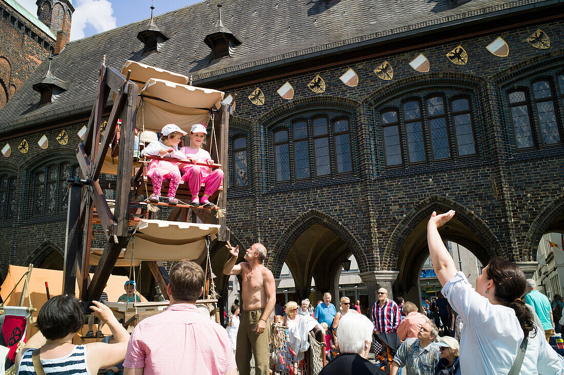 Kinder in einem Holz-Riesenrad, Mittelaltermarkt auf dem Marktplatz, Hansetage 2014, Lübeck, Schleswig-Holstein, Deutschland