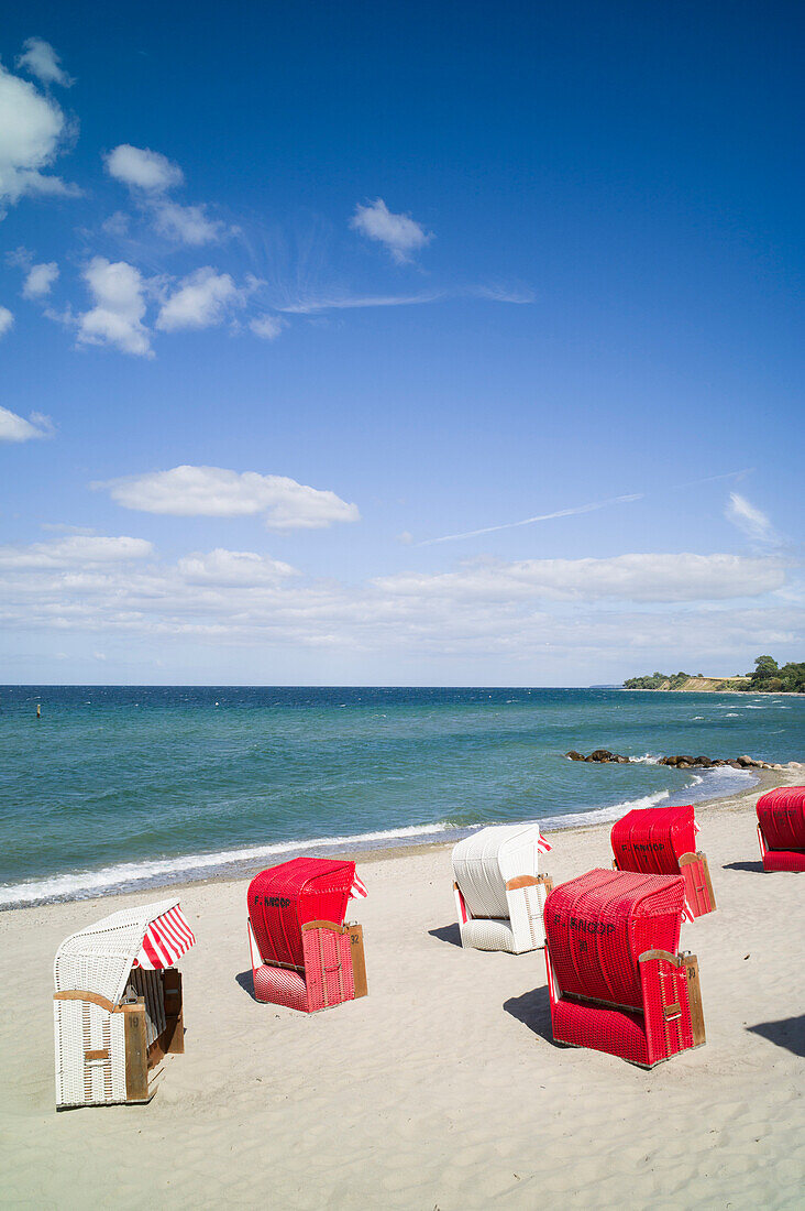 Strandkörbe am Ostseestrand, Brodtener Ufer, Schleswig-Holstein, Deutschland