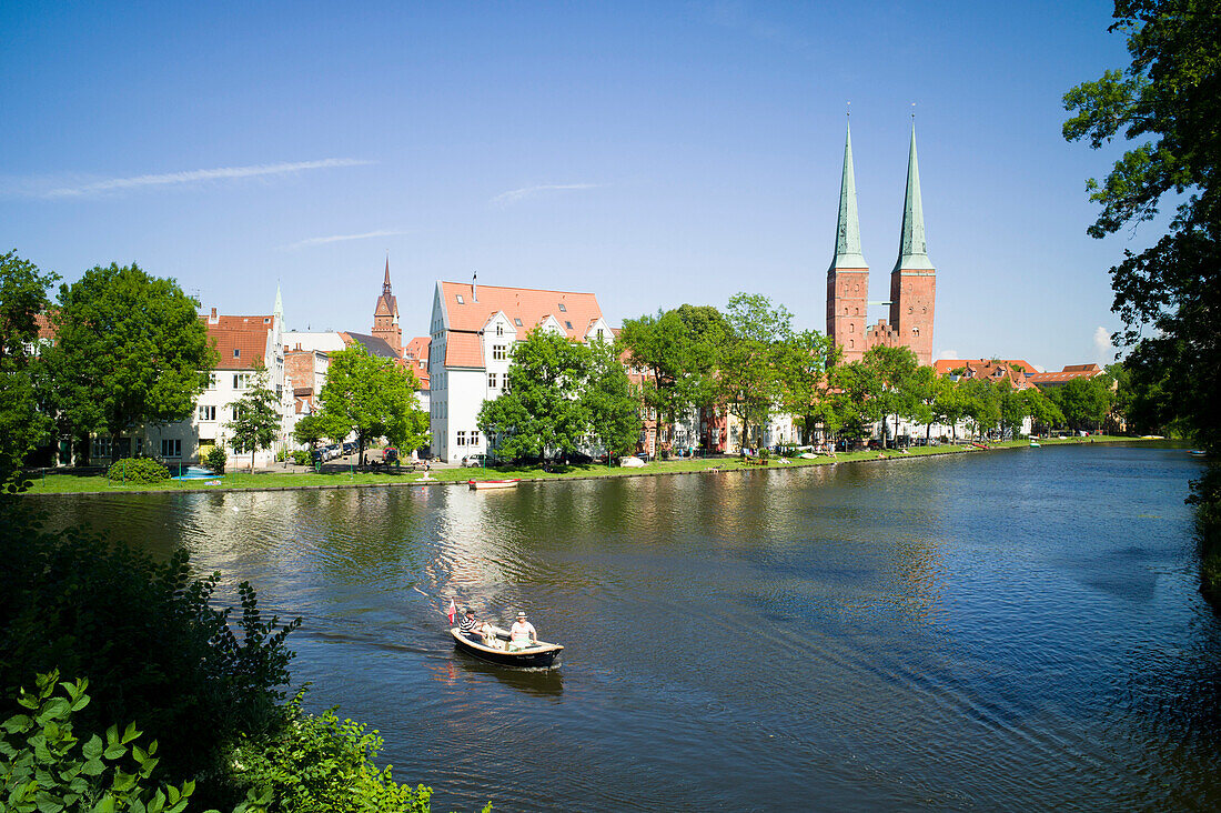 Blick über Trave auf Lübecker Dom, Lübeck, Schleswig-Holstein, Deutschland