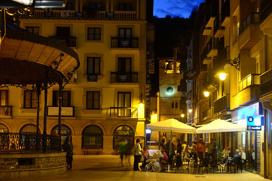 Abends in Zarautz bei San Sebastian, Baskenland, Nord-Spanien, Spanien
