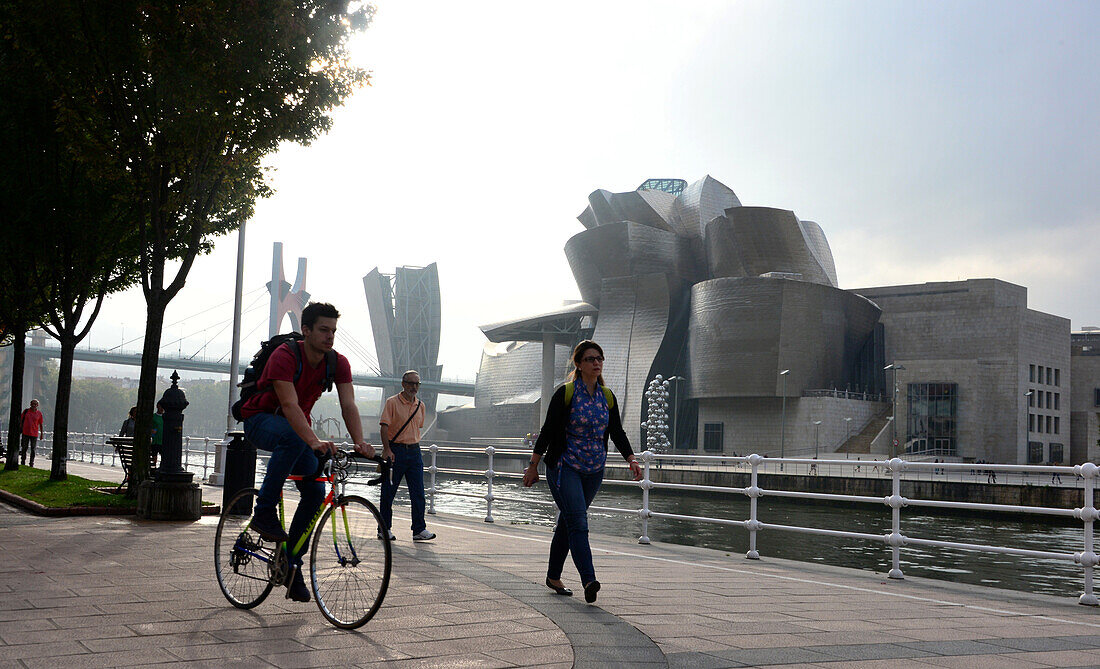 am Guggenheim Museum, Bilbao, Baskenland, Nord-Spanien, Spanien