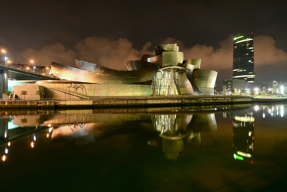 am Guggenheim Museum bei Nacht, Bilbao, Baskenland, Nord-Spanien, Spanien