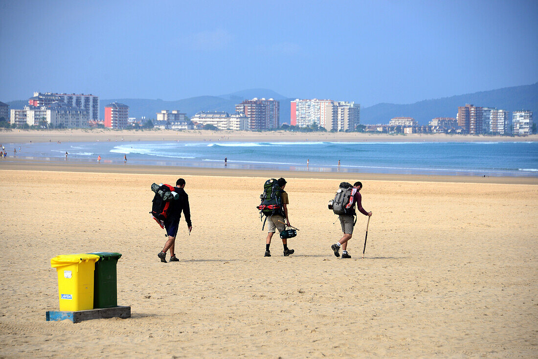 Jakobspilger am Strand von Laredo, Kantabrien, Nord-Spanien, Spanien