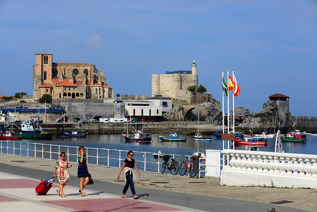 Hafen in Castro Urdiales mit Festung Santa Ana, Kantabrien, Nord-Spanien, Spanien
