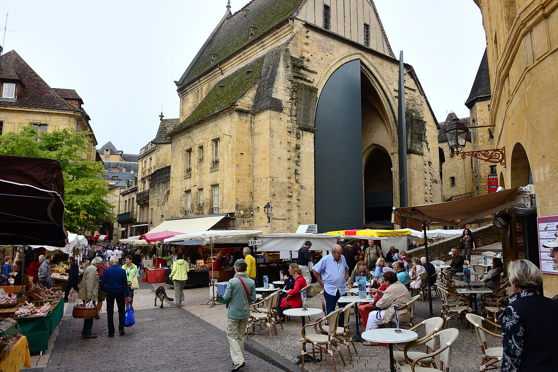 Markt in der Altstadt von Sarlat-la-Canéda, Périgord, Dordogne, Aquitaine, West-Frankreich, Frankreich