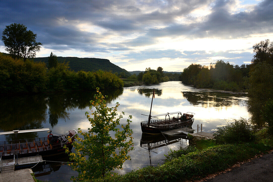 At the river, Beynac-et-Cazenac in the Dordogne valley, Perigord, Dordogne, Aquitaine, West-France, France