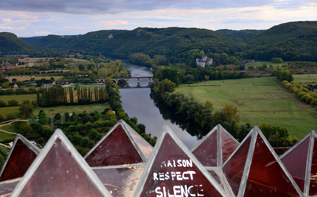 Blick von der Burg von Beynac-et-Cazenac im Tal der Dordogne, Périgord, Dordogne, Aquitaine, West-Frankreich, Frankreich