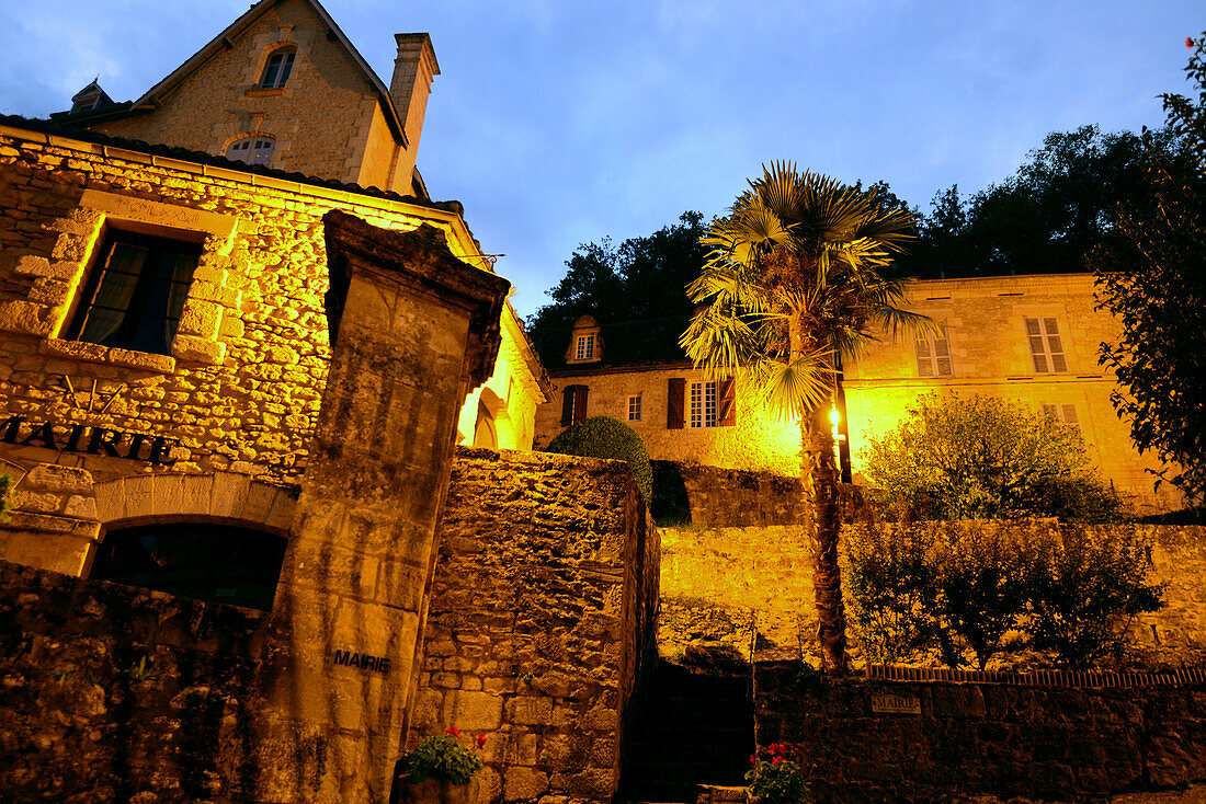 Beynac-et-Cazenac im Tal der Dordogne im Abendlicht, Périgord, Dordogne, Aquitaine, West-Frankreich, Frankreich