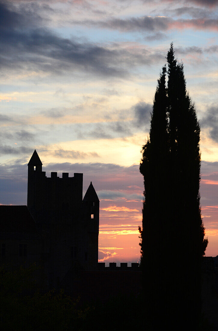 Sunset at Beynac castle in Beynac-et-Cazenac in the Dordogne valley, Perigord, Dordogne, Aquitaine, West-France, France