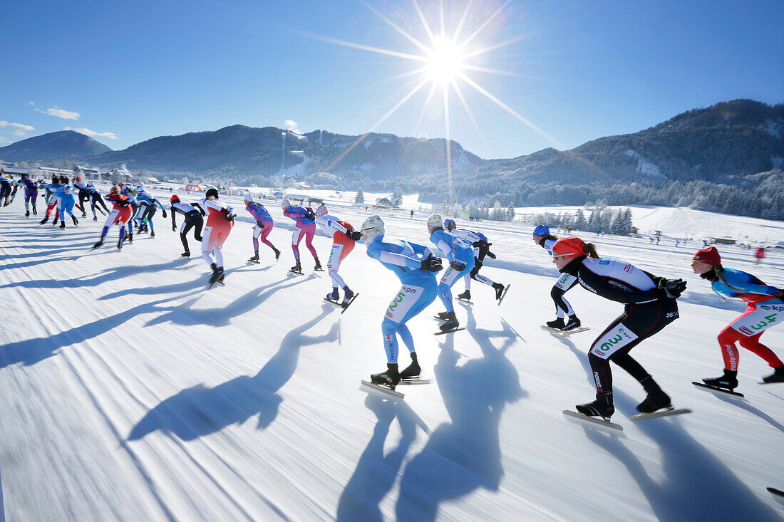 Eisschnellläuferinnen auf dem Weißensee, Aart Koopmans Memorial Lauf, Alternative Elfstädtetour, Weißensee, Kärnten, Österreich