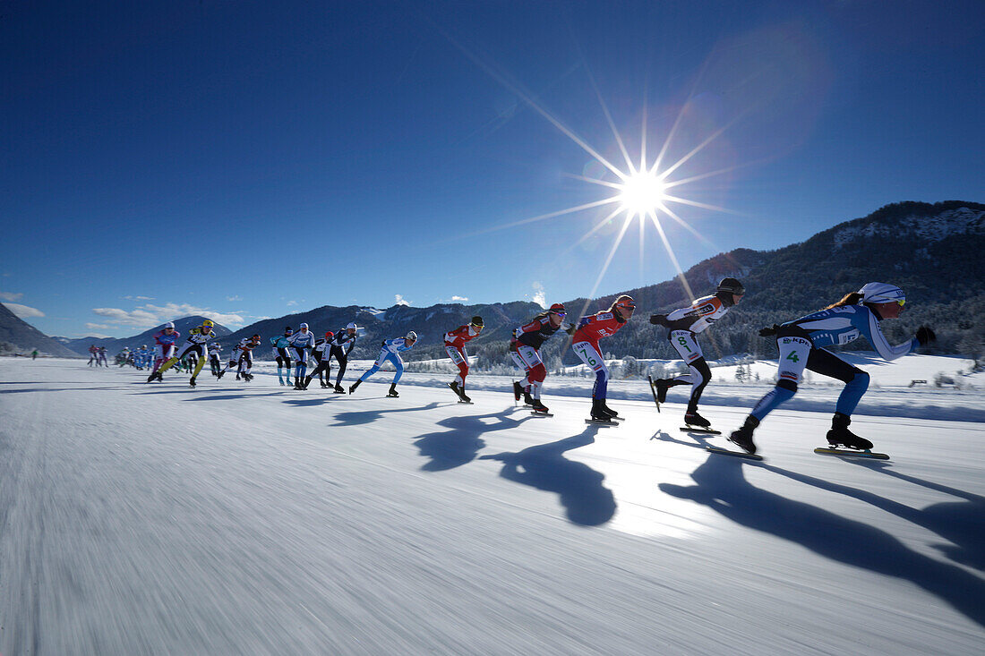 Eisschnellläuferinnen auf dem Weißensee, Aart Koopmans Memorial Lauf, Alternative Elfstädtetour, Weißensee, Kärnten, Österreich