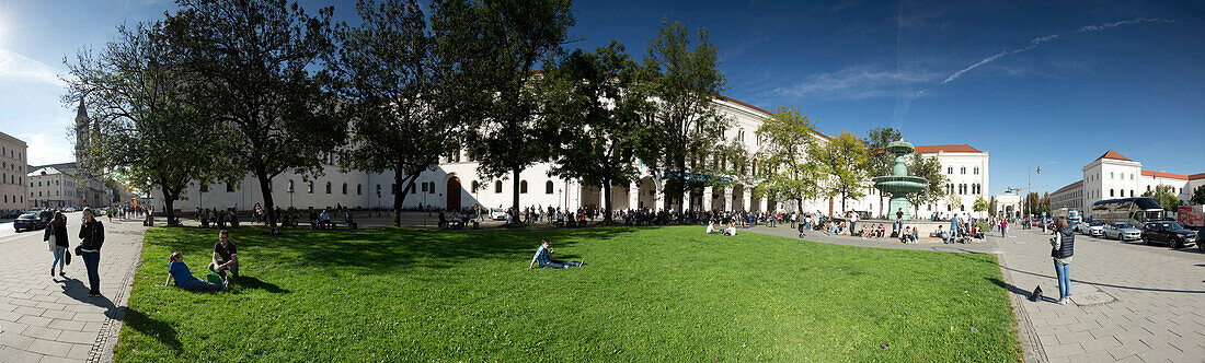 Studenten am Geschwister-Scholl-Platz, Ludwig-Maximilians-Universität, München, Bayern, Deutschland