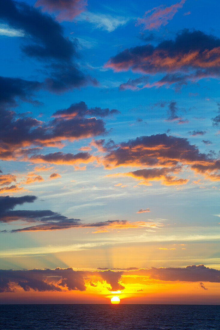 'Colourful sunset at Keawekapu Beach; Kihei, Maui, Hawaii, United States of America'