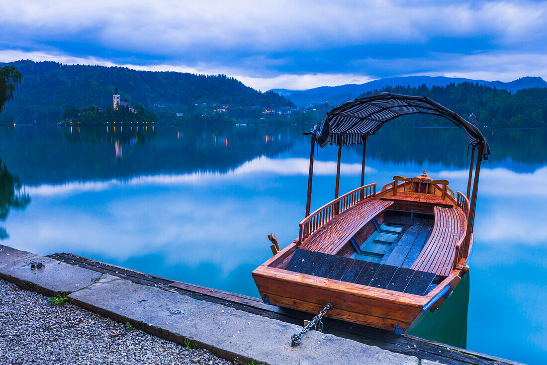 Pletna Rowing Boat, Lake Bled, Bled, Gorenjska, Upper Carniola Region, Slovenia, Europe