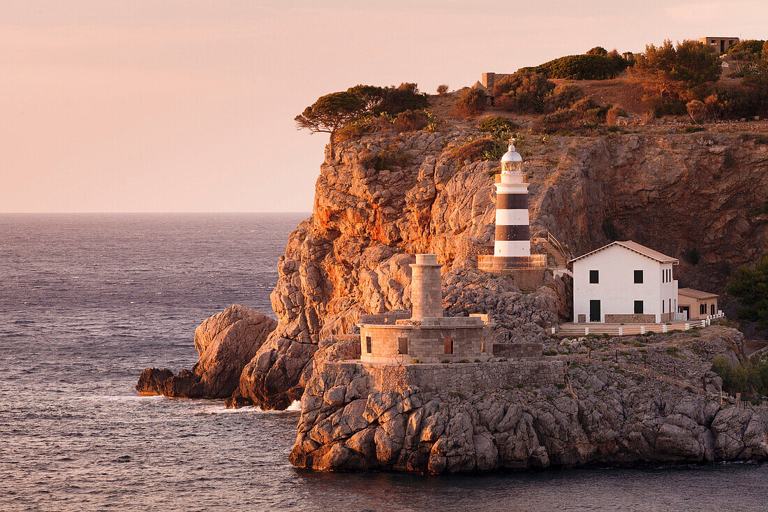 Lighthouse Far de sa Creu at sunset, Port de Soller, Majorca (Mallorca), Balearic Islands, Spain, Mediterranean, Europe