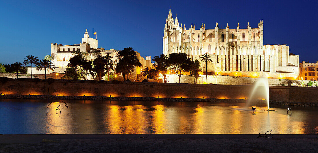 Cathedral of Santa Maria of Palma (La Seu) and Almudaina Palace at Parc de la Mar at night, Palma de Mallorca, Majorca (Mallorca), Balearic Islands, Spain, Mediterranean, Europe