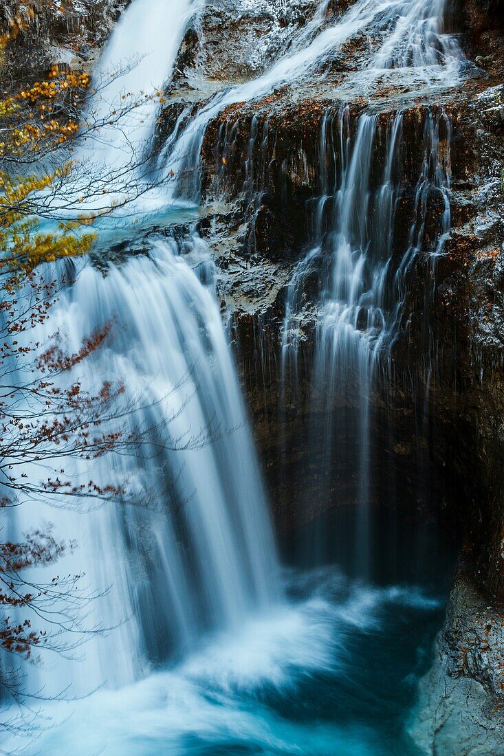 CaveÂ´s waterfall (Cascada de la Cueva).