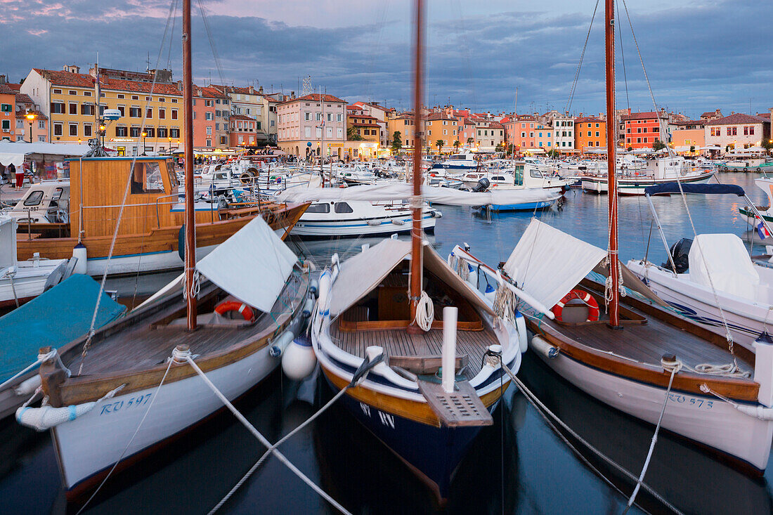 Boote im Hafen von Rovinj, Istrien, Kroatien