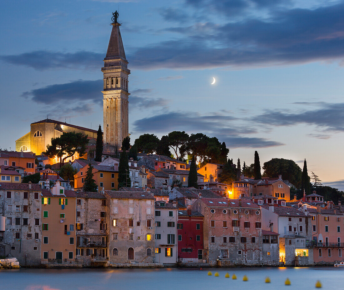 Kirchturm und Altstadt von Rovinj im Abendlicht, Istrien, Kroatien