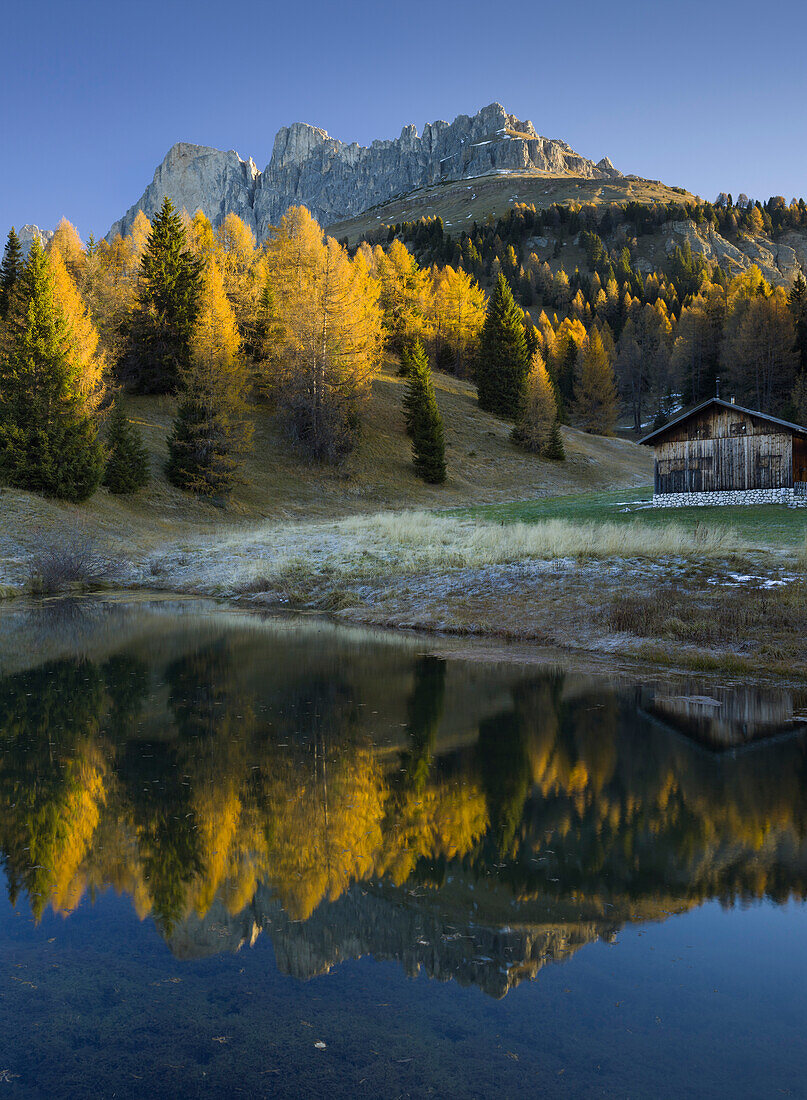 Rotwand und Rosengarten mit Spiegelung in einem Bergsee, Südtirol, Trentino - Alto Adige, Dolomiten, Italien