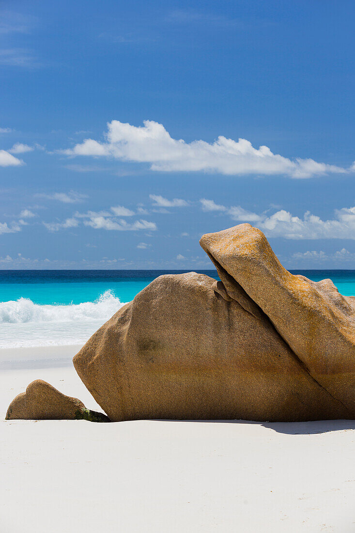 Granitfelsen am Strand Grand Anse, La Digue Island, Seychellen