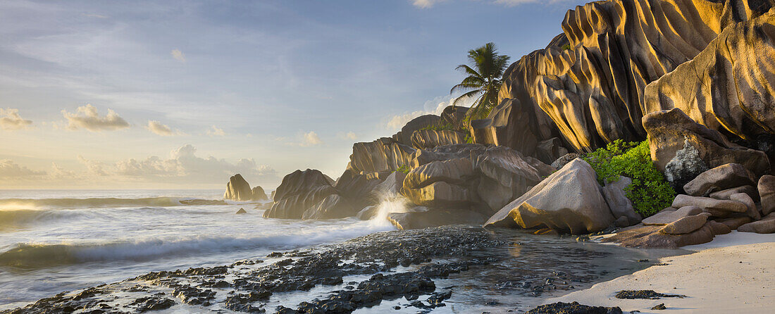 Granitfelsen am Strand Grand Anse, La Digue Island, Seychellen