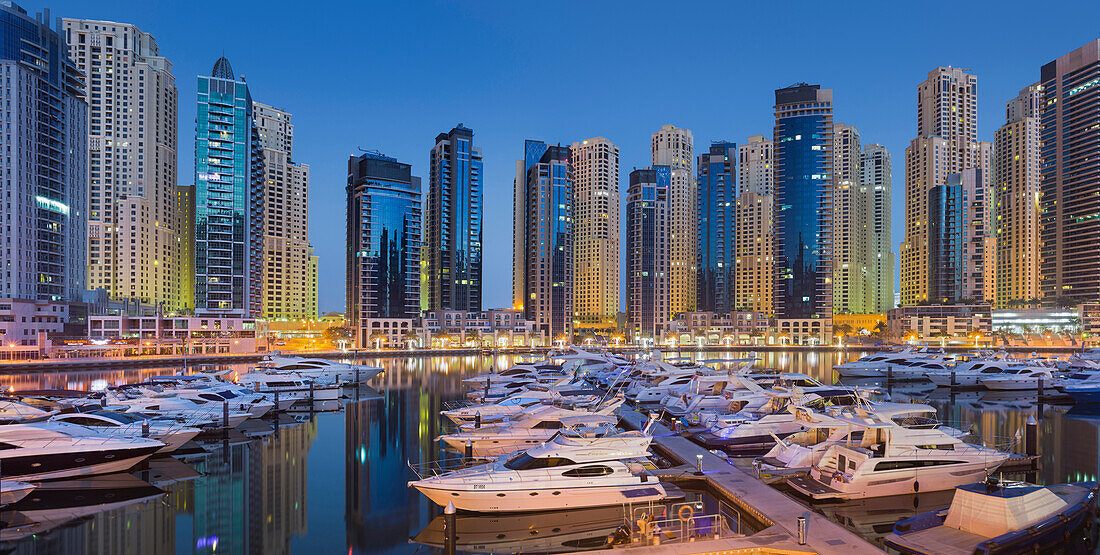 Yachten im Hafen Dubai Marina, Hochhäuser, Dubai, Vereinigte Arabische Emirate