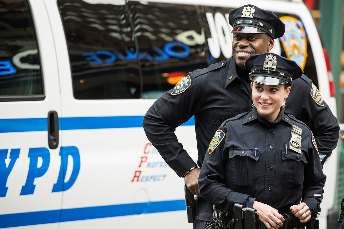 Polizisten am Times Square, Broadway, Manhattan, New York, USA