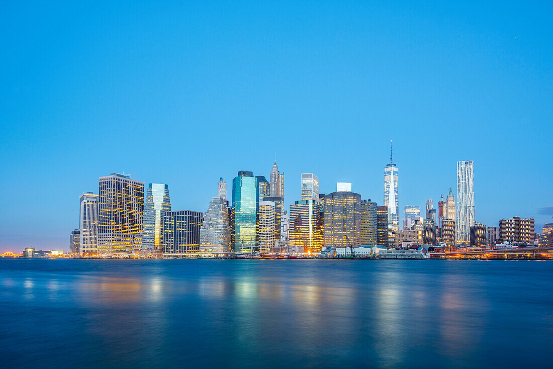 Downtown Manhattan und East River morgens, Manhattan, New York, USA