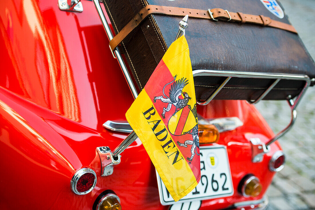 BMW Isetta und Baden Flagge, Schwarzwald, Baden-Württemberg, Deutschland