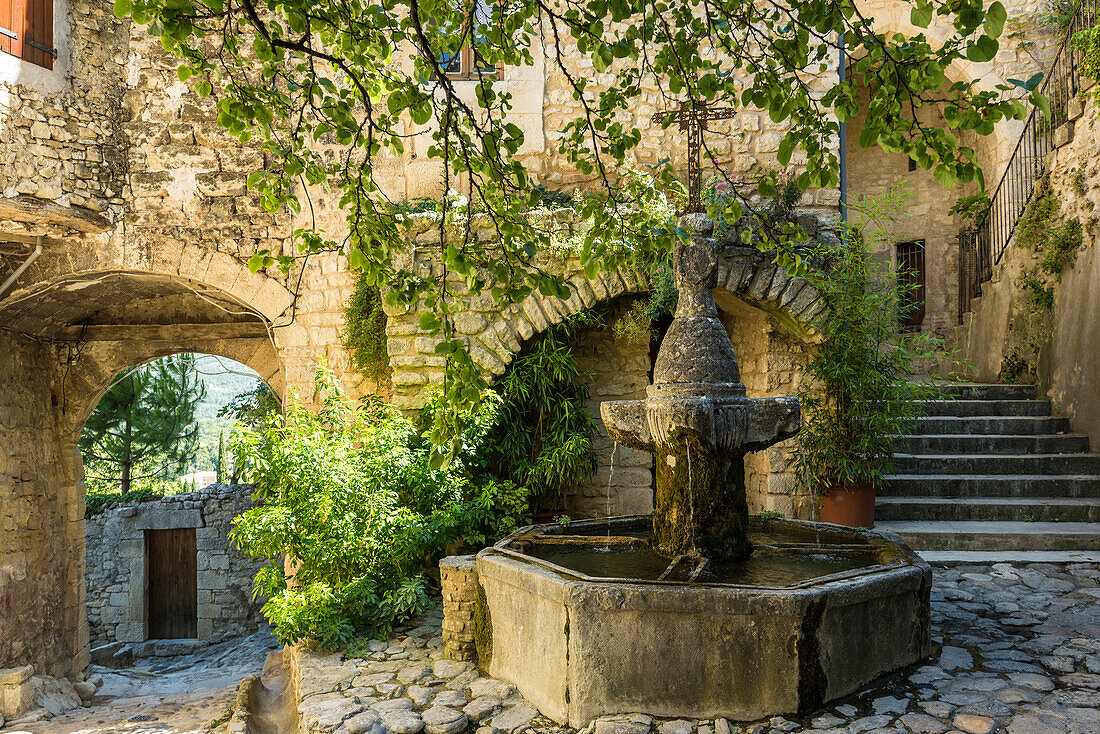 medieval fountain, Crestet, bei Vaison-la-Romaine, Departement Vaucluse, Provence-Alpes-Cote d´Azur, Provence, France